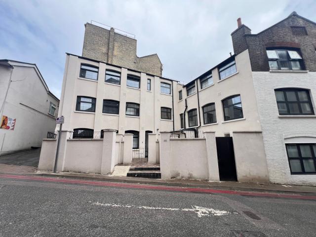Live Close to Luton Station – 1 Bedroom Flat with Open Plan Living