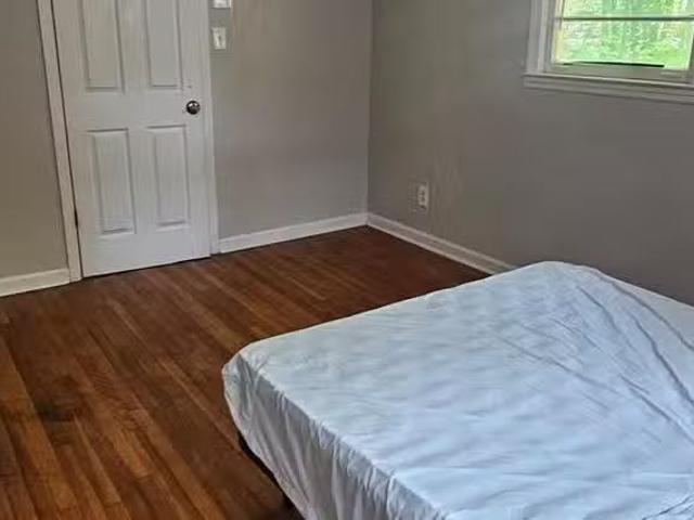 Live Comfortably in Collier Heights: Ideal Pad Split Close to.