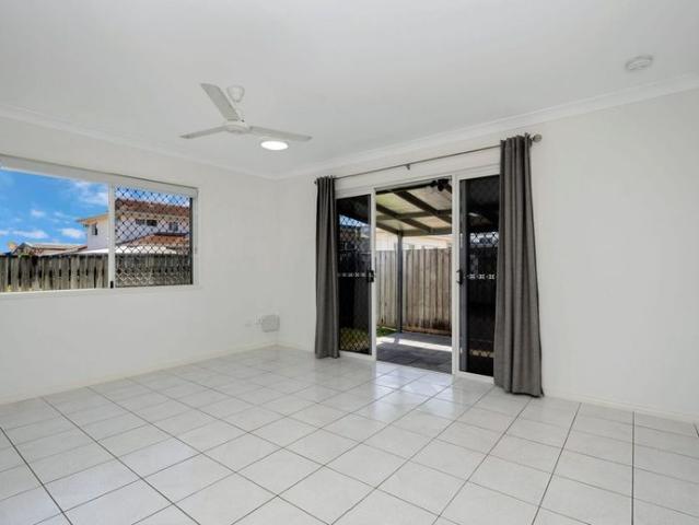 Live in Lindsay Street! Well presented Fully Furnished Unit