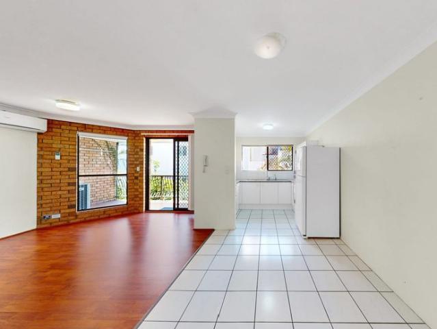 Live in the Heart of Indooroopilly! Water bill inclusive in the rent