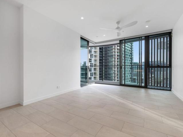 Live in the heart of Newstead and walk to wonderful cafes and restaurants. Or entertain at home with amazing views from your balcony!