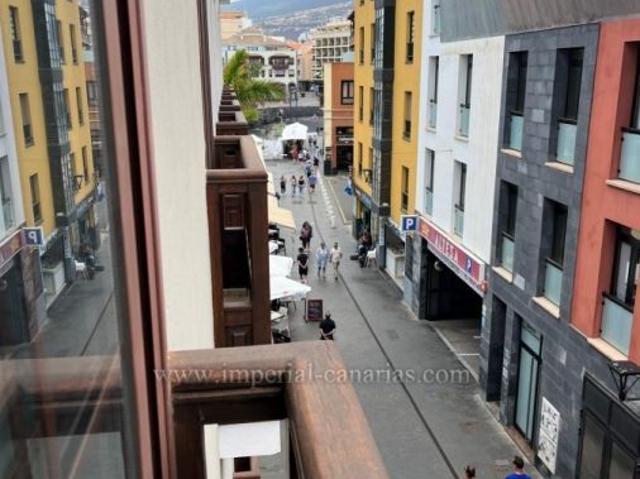 Live in the heart of Puerto de la Cruz in this two bedroom apartment with a lovely interior patio. Very quiet building