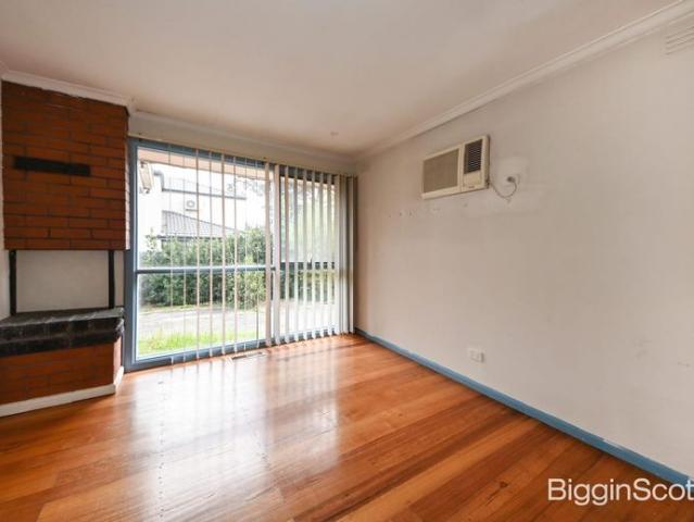 Live in the Sought After Glen Waverley School Zone