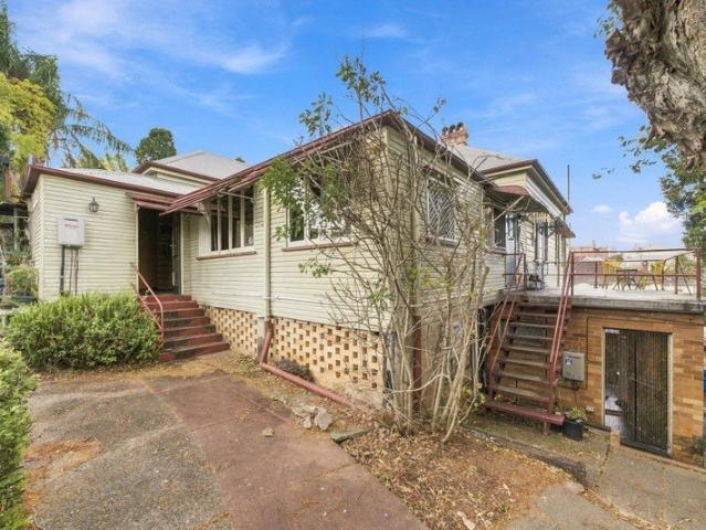Live in Vibrant Red Hill Utilities Included