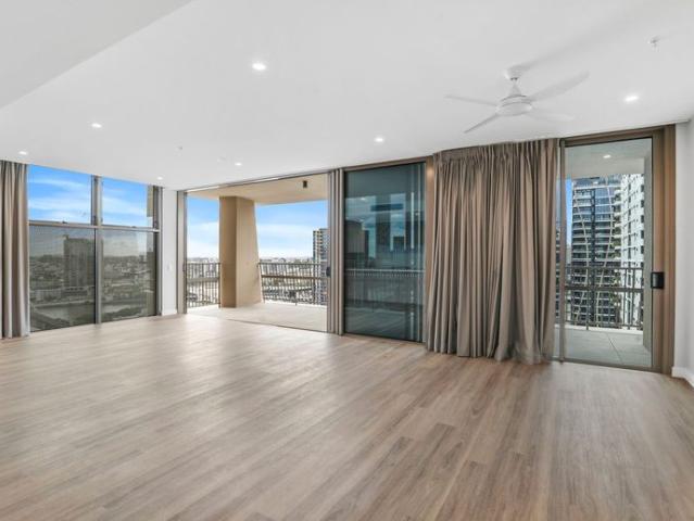 Live Larger in South Brisbane – Un Furnished 3 Bedroom Large Apartment with Stunning City Views