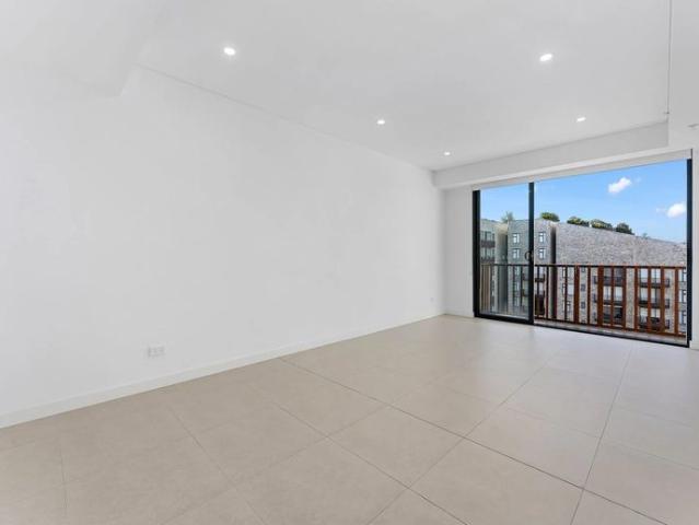Live Smart in Rosebery – with Rooftop Views and Ultimate Convenience!