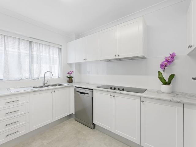 Live the Broadbeach Lifestyle – Beach, Cafes & Convenience!