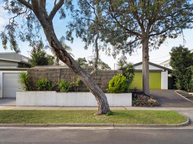 Live the Dream of '60's Sophistication & 909sqm land