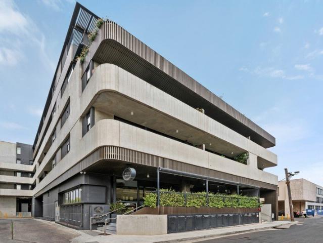 Live the Hawthorn Lifestyle Steps from Glenferrie Road