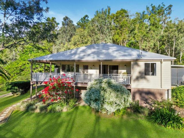 Wake Up to Panoramic Hinterland Views! A Private Queenslander Retreat on 5+ Acres