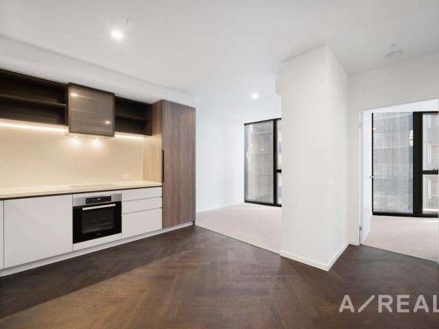 Live the lifestyle you want! Stylish One Bedroom PLUS STUDY Apartment in the Heart Of CBD