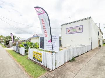 A Unique Gem, commercial & residential living all in 1. Allowing you to work & live in the same location. Think of the time & money you can save
