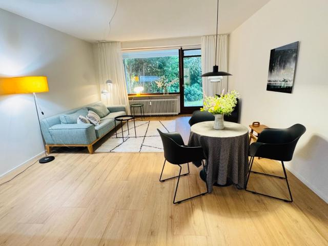 Live & work where others vacation, modern 3 room apartment in Hamburg Blankenese 3 min to S Bahn, 10 min to Elbe beach