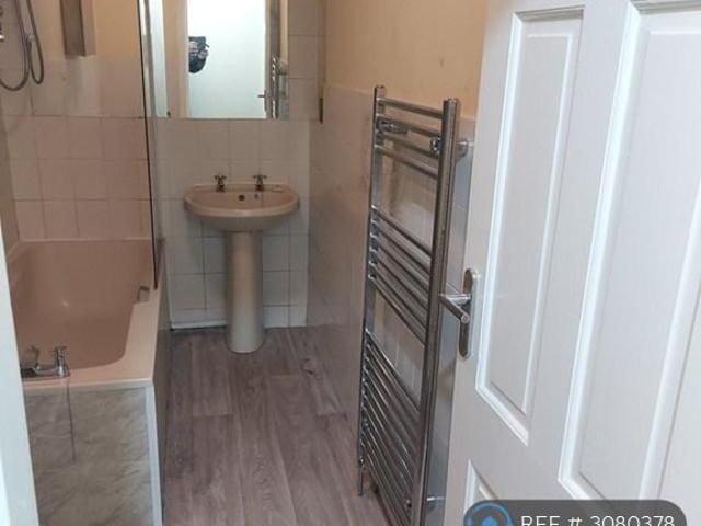 Livesey Branch Road, Blackburn, BB2 2 bed terraced house to rent £690 pcm £159 pw