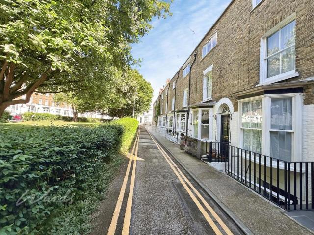 Liverpool Lawn Ramsgate CT11 2 bed townhouse to rent £1,300 pcm £300 pw