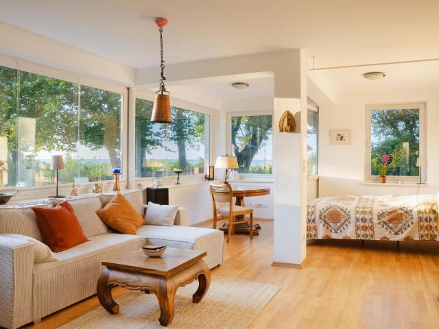 Living by the sea Furnished house with direct sea acces