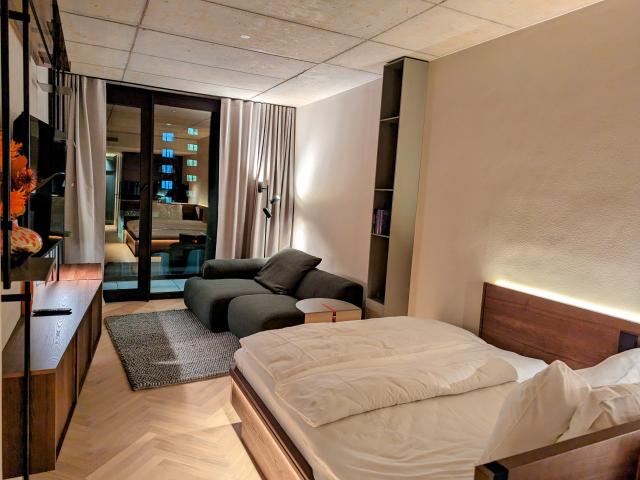 Living in a brand new building: Luxury apartment with loggia
