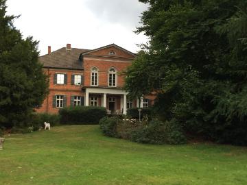 Living in a Manorhouse, half an hour drive to Hamburg