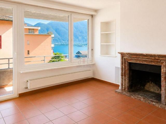 LIVING WITHIN WALKING DISTANCE OF THE LAKE, THREE ROOM APARTMENT WITH VIEW RENOVATED