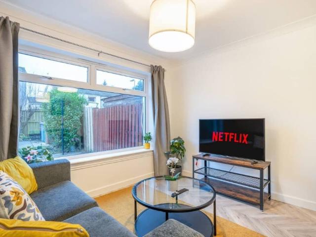 Livingston | Modern 4 Beds Sleeps 8 | Parking WIFI