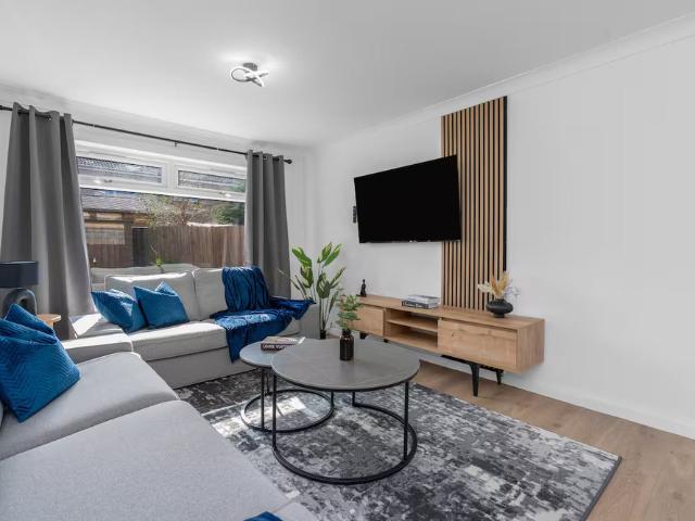 Livingston | Modern 3 Beds Sleeps 6 | Parking&WIFI