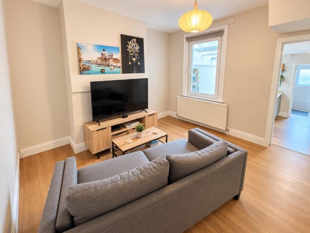 Livingstone Road, Bath BA2 6 bed house to rent £958 pcm £221 pw