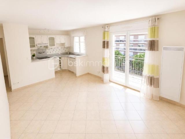 ✨ LIVRY GARGAN – QUARTIER DANTON–VAUBAN – DERNIER ÉTAGE – ASCENSEUR – DOUBLE BOX – BALCON PLEIN OUEST – RÉSIDENCE DE STANDING – 3 PIÈCES DE 54,47 m² – RARE SUR LE SECTEUR ! ✨