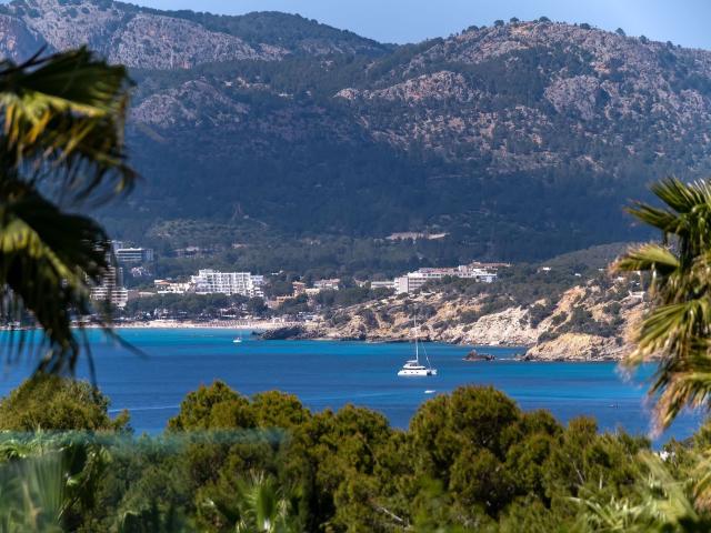Lo primero que se nota al entrar en esta villa es el volumen. 552m² Santa Ponça
