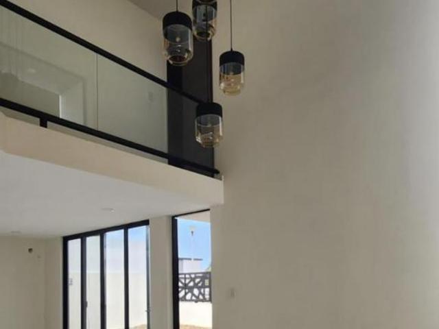 LOMAS DE LA RIOJA, Casa en VENTA junto area verde, con recamara en planta baja, amplio jardin y roof