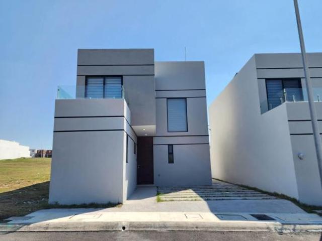 Lomas del Mediterráneo, Casa en VENTA de 3 recámaras con jardín en fraccionamiento con amenidades