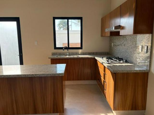 Lomas del Mediterráneo, Casa en VENTA de 3 recámaras, una en pb