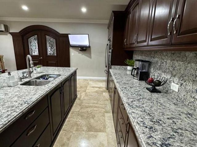 LOMAS DEL ROBLE – RESIDENCIA EN VENTA, EN ESQUINA CON DOS FRENTES