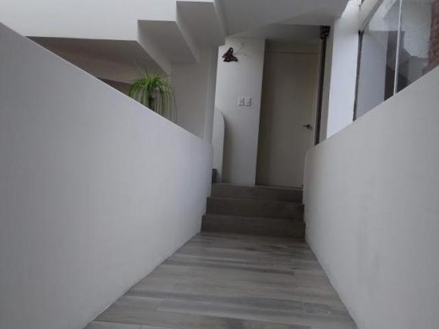 LOMAS LAS AGUILAS CASA SOLA EN VENTA CON VIGILANCIA MUY BIEN UBICADA