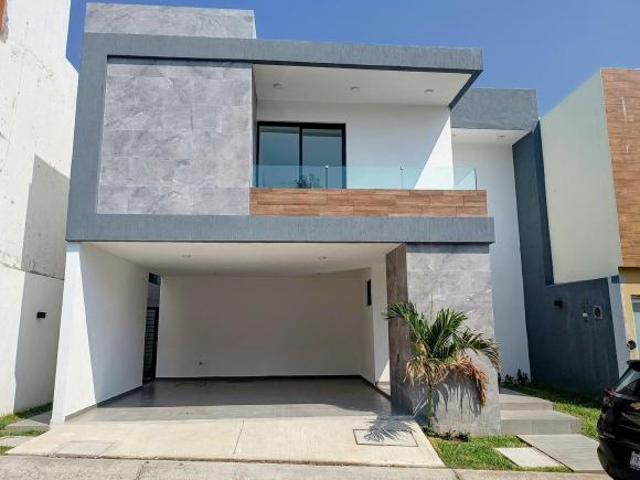 Lomas Residencial Casa en VENTA con Grandes espacios, Jardín y Cuarto de servicio