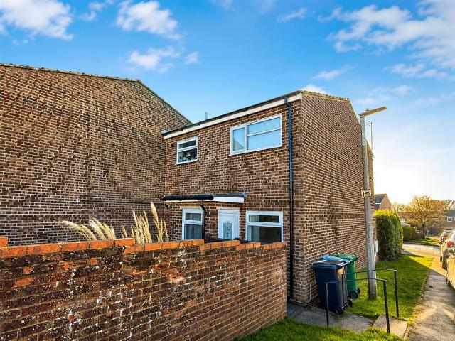 Lomond Road, Hemel Hempstead HP2 1 bed maisonette to rent £1,225 pcm £283 pw
