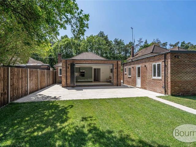 Loncin Mead Avenue, New Haw. House of multiple occupation to rent £1,050 pcm £242 pw