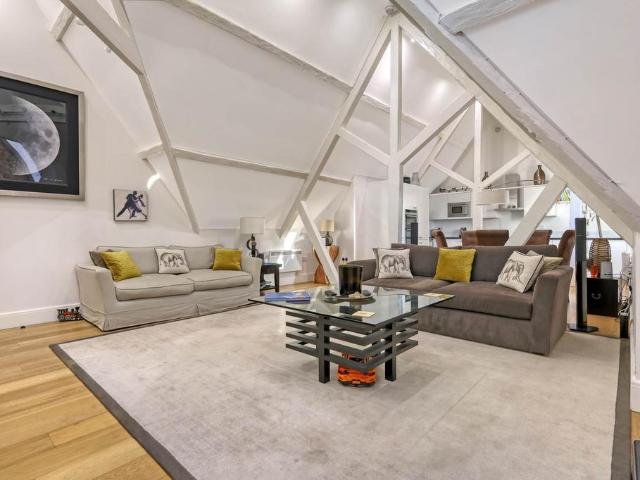 London Court, The Galleries. 3 bed flat to rent £2,500 pcm £577 pw