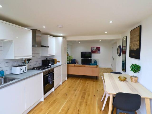 London, CR4 1JG, United Kingdom | 2 bed apartment for rent #147302716 | Rentberry
