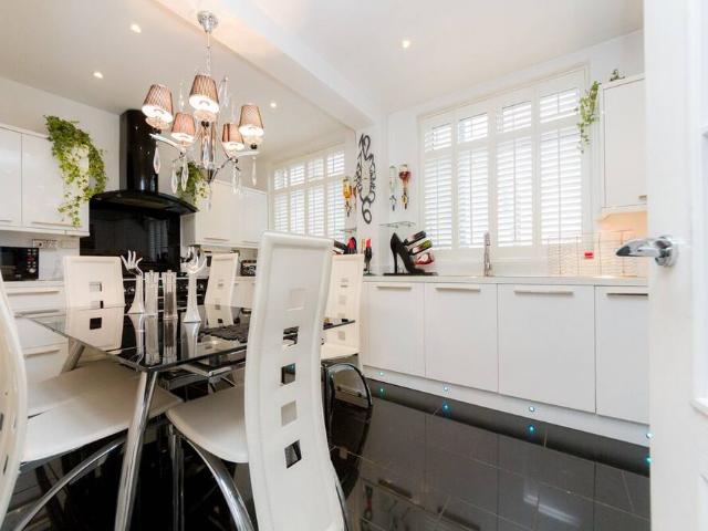 London, CR4 2AF, United Kingdom | 4 bed apartment for rent #96590193 | Rentberry