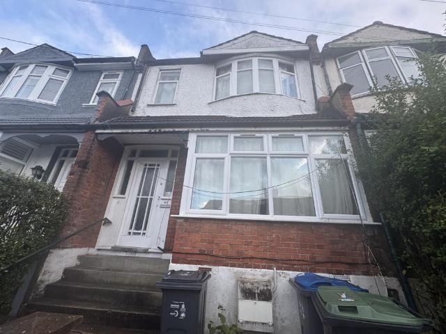 London CR7 3 bed detached house to rent £2,200 pcm £508 pw