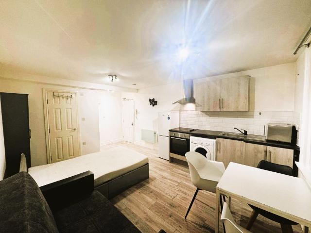 London CR0, Studio to rent, £1,000 pcm | PrimeLocation