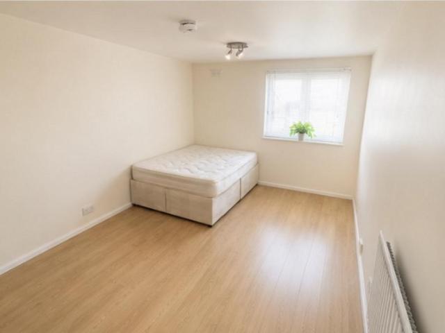 London CR0 Studio to rent £1,100 pcm £254 pw