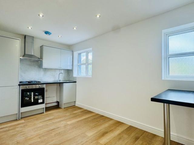 London CR2, 1 bed flat to rent, £1,300 pcm | PrimeLocation