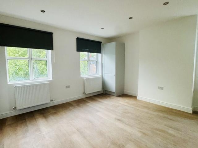 London CR2, 2 bed flat to rent, £1,700 pcm | PrimeLocation