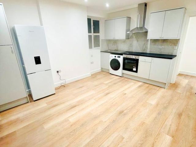 London CR2, 2 bed flat to rent, £1,700 pcm | PrimeLocation