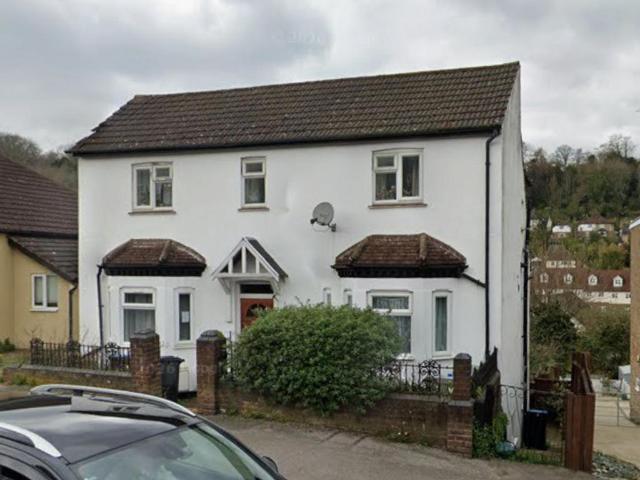London CR3 2 bed flat to rent £1,700 pcm £392 pw