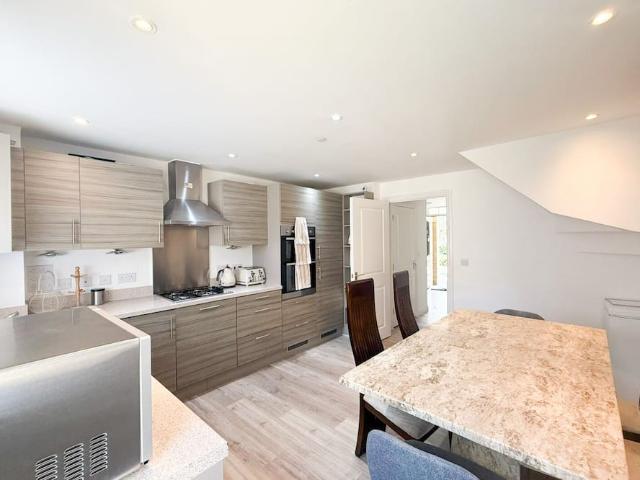London, BR2 9TF, United Kingdom | 4 bed townhouse for rent #147253716 | Rentberry