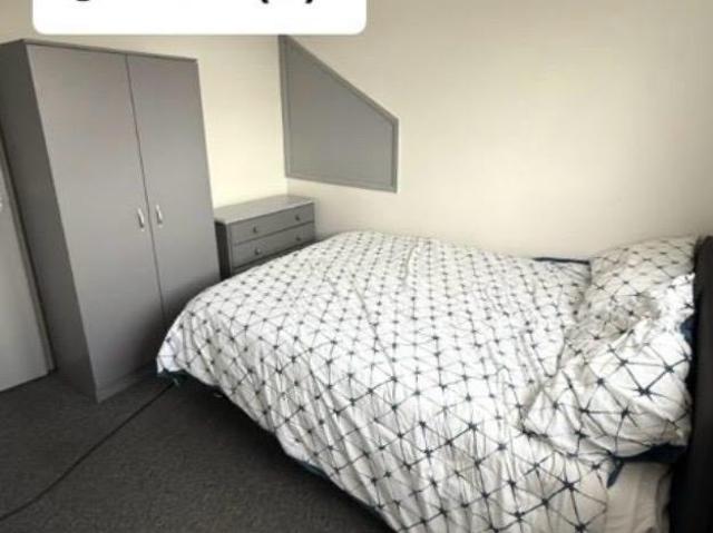 London Double Bedroom Near Tube Piccadilly Line