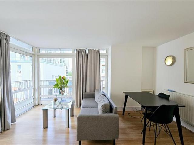 London E14 2 bed apartment to rent £2,850 pcm £658 pw