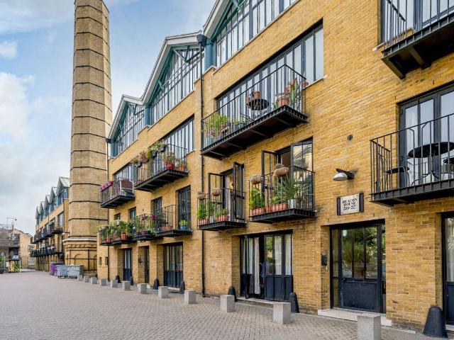 London E14, 2 bed flat to rent, £2,450 pcm | PrimeLocation